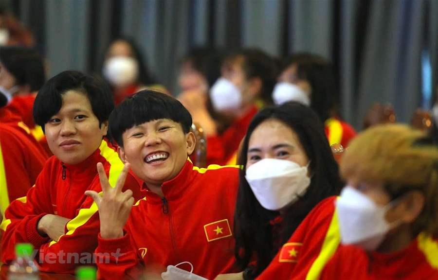 Đội tuyển nữ Việt Nam nhận ô tô, xe máy và khoảng 25 tỷ đồng tiền mặt